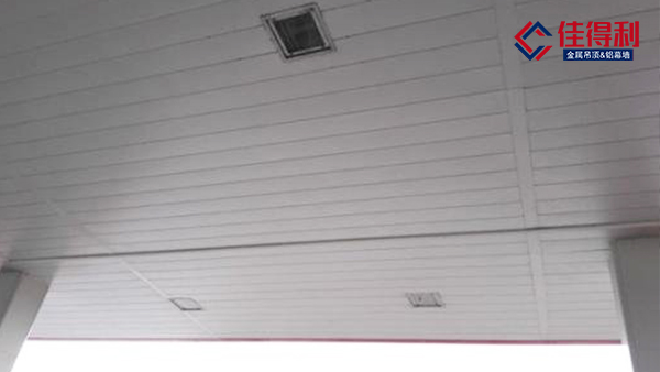 加油站頂棚用的鋁條扣板和常規(guī)格的鋁條扣有什么不一樣