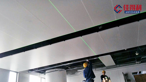 佳得利建材發(fā)現(xiàn)甲級辦公寫字樓大堂吊頂鋁扣板已轉(zhuǎn)用鋁勾搭板定制