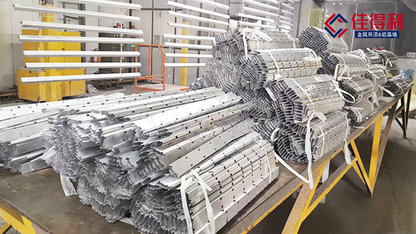 我們?cè)谶\(yùn)輸鋁格柵時(shí)應(yīng)如何做好包裝保護(hù)工作？