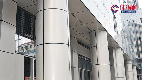 鋁單板在外墻保溫的作用上具有哪些優(yōu)良性能？