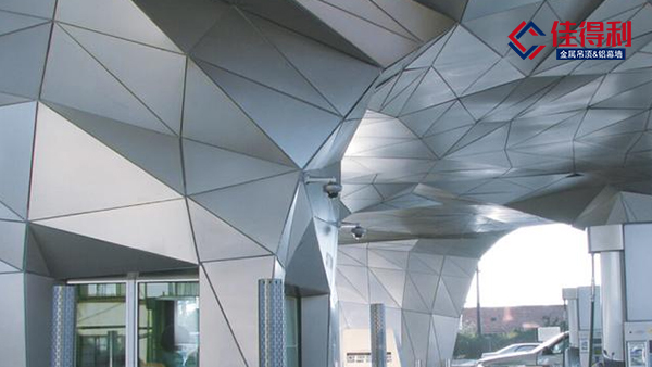 沖孔鋁單板與雕花鋁單板具體區(qū)別在哪？