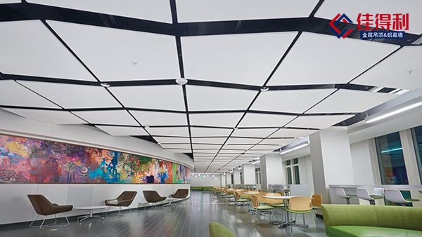 大型醫(yī)院學(xué)校辦公室吊頂工程天花都選用鋁礦棉復(fù)合板