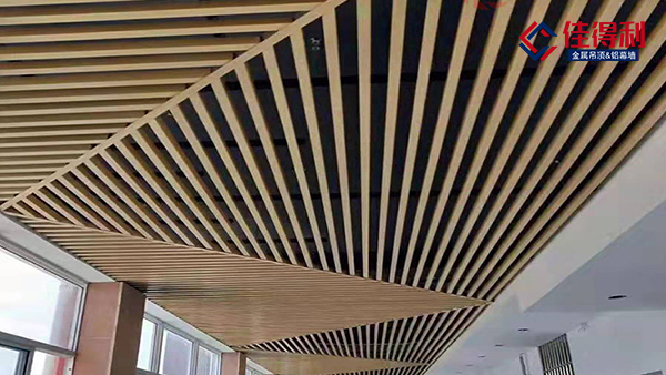 辦公室過(guò)道木紋鋁方通吊頂