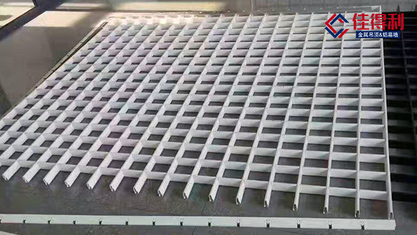 讓廠家告訴你鋁格柵和鋁方通吊頂鋁天花的區(qū)別