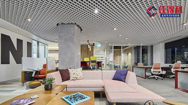 新中式風格引領(lǐng)學校幼兒園使用木紋鋁格柵吊頂天花